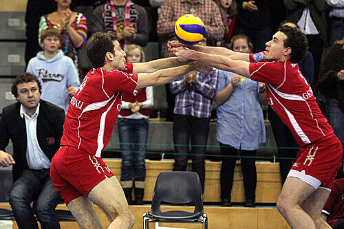 Doppelt hält besser: Tomas Kmet (links) und Denis Kaliberda von Volleyball-Pokalfinalist Generali Haching nehmen synchron einen Ball an.