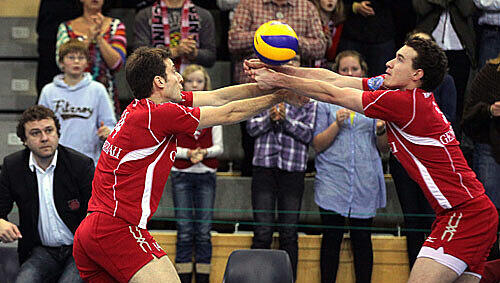 Doppelt hält besser: Tomas Kmet (links) und Denis Kaliberda von Volleyball-Pokalfinalist Generali Haching nehmen synchron einen Ball an. Doppelt hält besser: Tomas Kmet (links) und Denis Kaliberda von Volleyball-Pokalfinalist Generali Haching nehmen synchron einen Ball an.