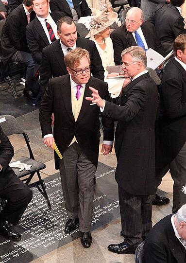 Die Gäste nehmen ihre Plätze ein: Elton John.