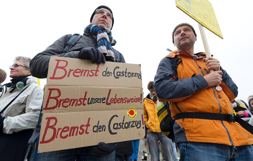 Der umstrittene Castor-Transport hat einen Zwischenstopp im französischen Remilly eingelegt - In Deutschland haben sich die Atom-Gegner schon formiert.