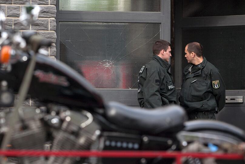 Razzia bei den Hells Angels: Poliziten verladen Motorräder, Bilder und andere Beweismittel und räumen ein Rocker-Clubhaus in Berlin aus. Die Bilder
