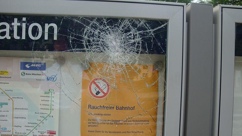 Auch hier schlug ein Stein der Jugendlichen ein &ndash; die Glasscheibe muss ersetzt werden.