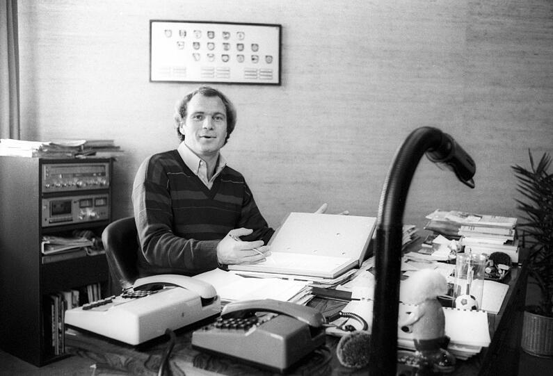 Er machte den FC Bayern zu einem Weltkonzern: Uli Hoeneß als Manager  an seinem Schreibtisch im Büro an der Säbener Straße. 1986 war das - mit zwei Festnetztelefonen.