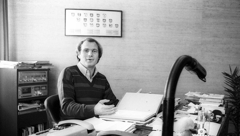 Er machte den FC Bayern zu einem Weltkonzern: Uli Hoeneß als Manager  an seinem Schreibtisch im Büro an der Säbener Straße. 1986 war das - mit zwei Festnetztelefonen.