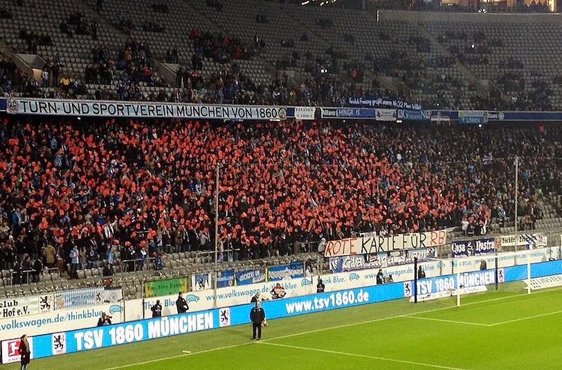 Protestaktion gegen RB Leipzig: Die Löwen-Kurve erstrahlt in Rot.