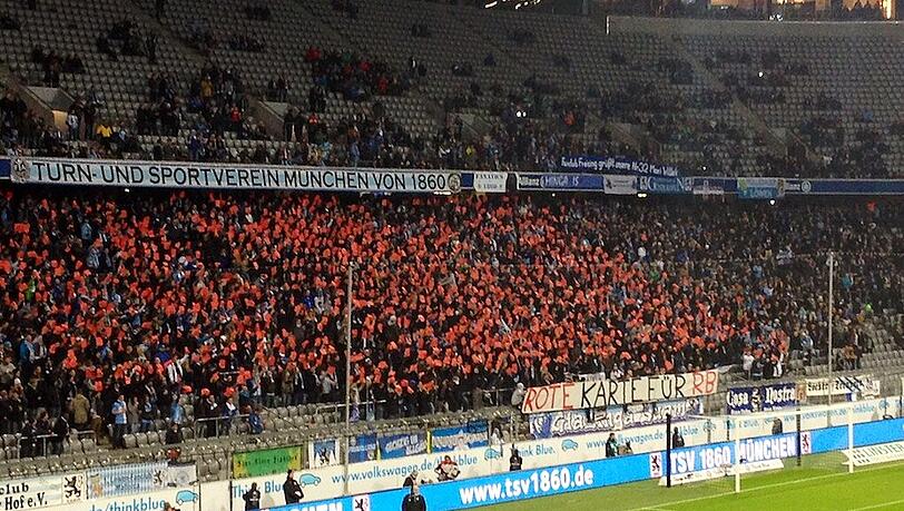 Protestaktion gegen RB Leipzig: Die Löwen-Kurve erstrahlt in Rot. Protestaktion gegen RB Leipzig: Die Löwen-Kurve erstrahlt in Rot.