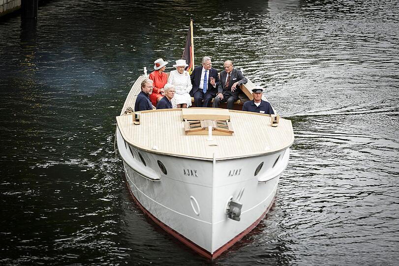 Die Queen begeistert bei ihrem Staatsbesuch in Berlin am Mittwoch die Massen. Die Bilder des Tages.