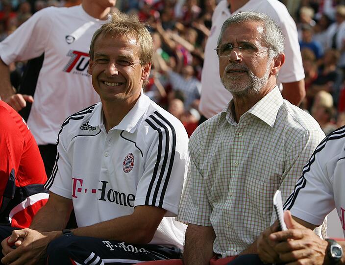 Gerd Müller auf der Trainerbank mit Jürgen Klinsmann.