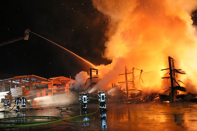 Die Halle, in der Holz und Maschinen gelagert waren, ist bei dem Feuer komplett zerstört worden.