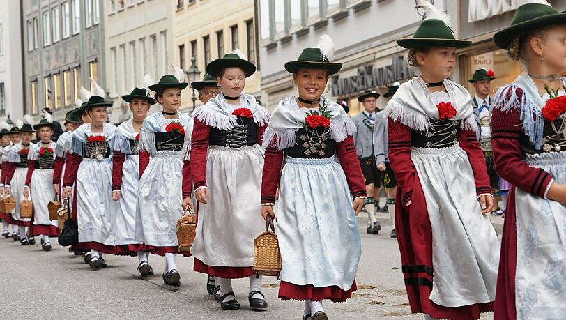 Zwei Trachtengruppen haben ihre Teilnahme für die Parade beim Oktoberfest wegen Sicherheitsbedenken abgesagt. Zwei Trachtengruppen haben ihre Teilnahme für die Parade beim Oktoberfest wegen Sicherheitsbedenken abgesagt.