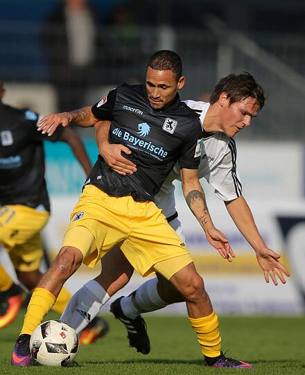 Kicken für den guten Zweck: Der TSV 1860 beim Benefizspiel gegen eine Auswahl des Bayerischen Fußballverbands (BFV) in Burghausen.