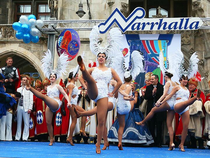 Das Faschingsprinzenpaar hochgeschlossen, die Tänzerinnen hartgesotten: Die Bilder von der volkstümlichen Inthronisierung am Marienplatz.