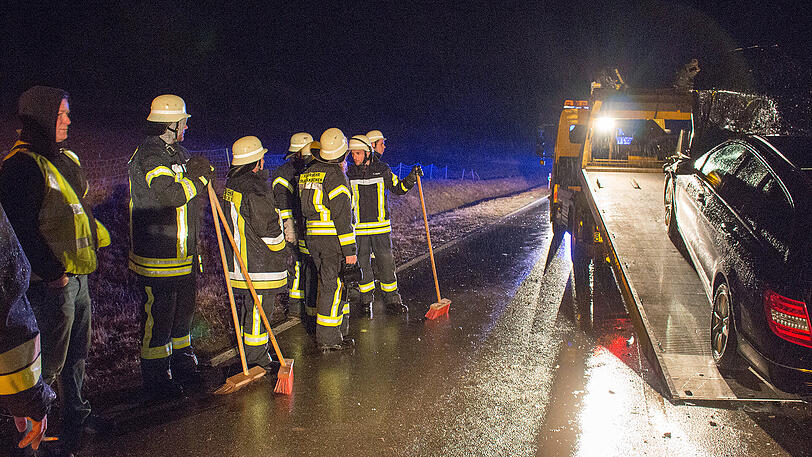 Nichts für schwache Nerven. Ein Mercedes raste mitten in die Herde &ndash; die Bilder vom Bergungseinsatz.
