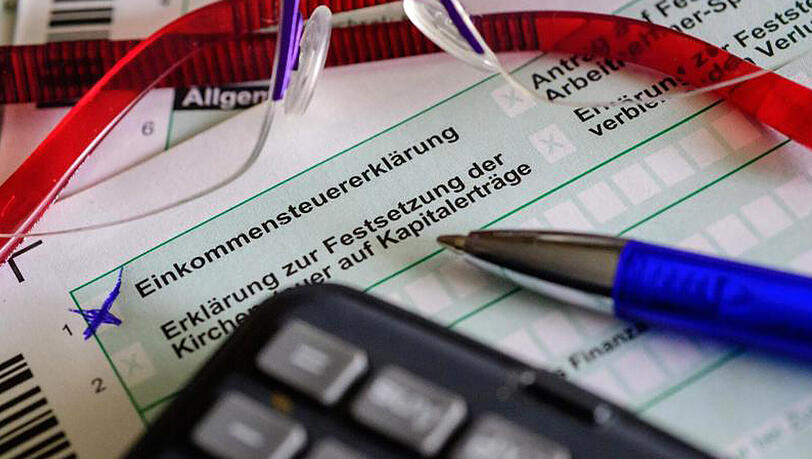 Ein alleinstehender Durchschnittsverdiener mit 3250 Euro monatlich muss in Deutschland 51 Prozent seines Einkommens abführen. Ein alleinstehender Durchschnittsverdiener mit 3250 Euro monatlich muss in Deutschland 51 Prozent seines Einkommens abführen.