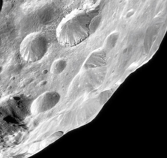 Ganz nah: die Oberfläche des Saturn-Monds Phoebe. Der Saturn hat bisherigen Erkenntnissen zufolge in etwa 60 Monde, die ihn umkreisen. "Cassini" entdeckte auf ihrer 20-jährigen Reise sechs Monde.