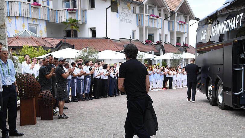 Bundestrainer Joachim Löw bei der Ankunft im Teamhotel der deutschen Nationalelf in Eppan.