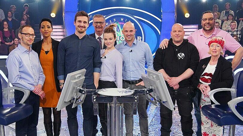 Moderator Günther Jauch (hinten Mitte) mit seinen heutigen Kandidaten
