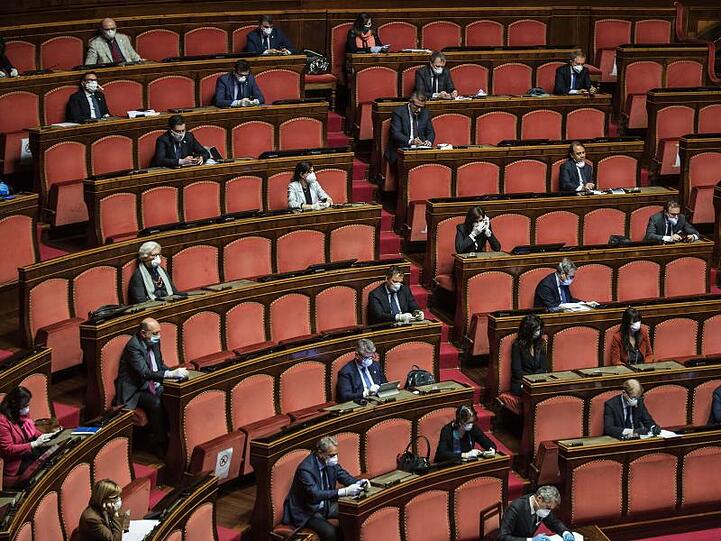 Abgeordnete sitzen unter Einhaltung eines Sicherheitsabstandes im italienischen Parlament.