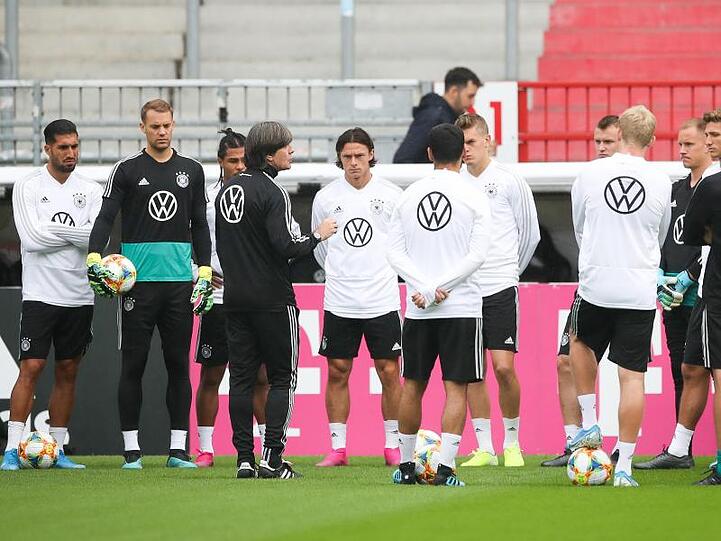 Bundestrainer Joachim Löw (4.v.l) spricht im Training mit der Mannschaft.