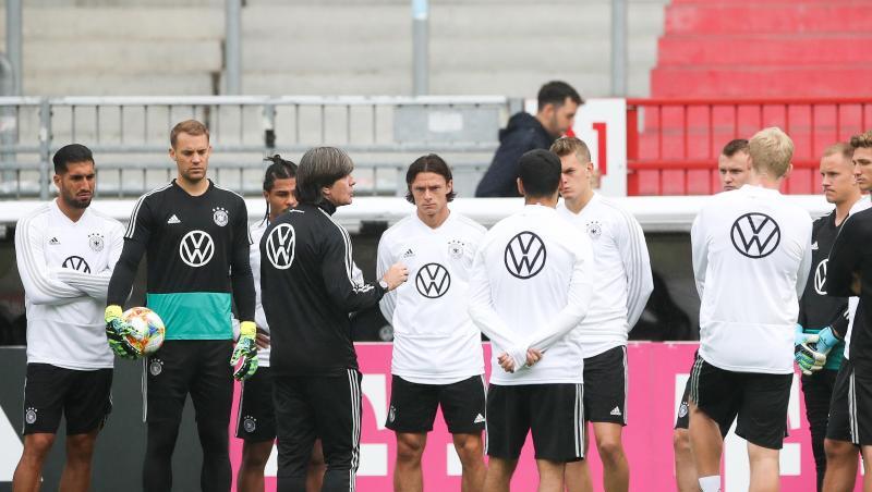 Bundestrainer Joachim Löw (4.v.l) spricht im Training mit der Mannschaft. Bundestrainer Joachim Löw (4.v.l) spricht im Training mit der Mannschaft.