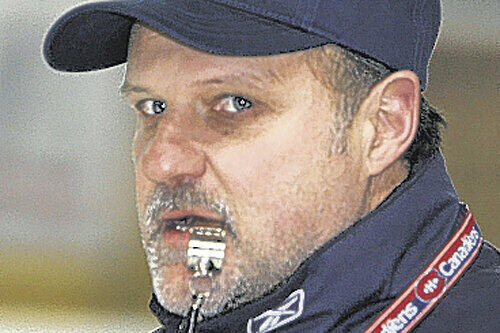 Anpfiff zum Unternehmen Meisterschaft: Tigers-Trainer Benoit Laporte geht in die Offensive, Colin Beardsmore hat mit seinen zwei Treffern gegen Krefeld die Richtung vorgegeben.Fotos: bp, nordphoto