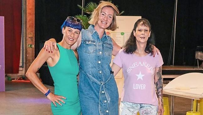 Nicole Adamczyk (v.l.), Marie- Theres Dallinger und Alexandra Scheiderer hätten gerne eine Rollschuhbahn in der Halle. Nicole Adamczyk (v.l.), Marie- Theres Dallinger und Alexandra Scheiderer hätten gerne eine Rollschuhbahn in der Halle.
