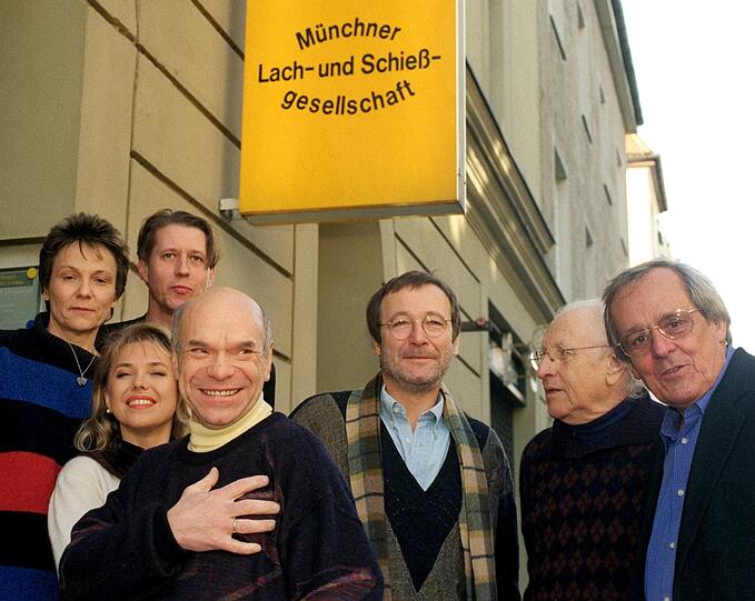 Alte Tage 1999: Die Mannschaft der Münchner Lach- und Schießgesellschaft vor ihrem Domizil in München: Catherine Miville und Ensemblemitglieder Simone Solga, Andreas Rebers, Hans-Jürgen Silbermann und Erich Hallhuber. Rechts daneben Autor Klaus Peter Schreiner und Dieter Hildebrandt.