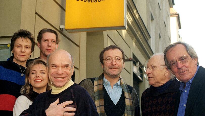 Alte Tage 1999: Die Mannschaft der Münchner Lach- und Schießgesellschaft vor ihrem Domizil in München: Catherine Miville und Ensemblemitglieder Simone Solga, Andreas Rebers, Hans-Jürgen Silbermann und Erich Hallhuber. Rechts daneben Autor Klaus Peter Schreiner und Dieter Hildebrandt.