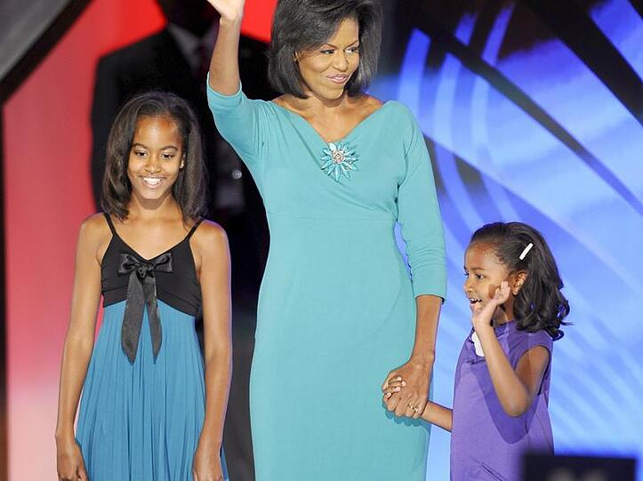 Malia (l) und Sasha Obama (r), hier mit Mama Michelle, haben lange auf einen Hund warten müssen.