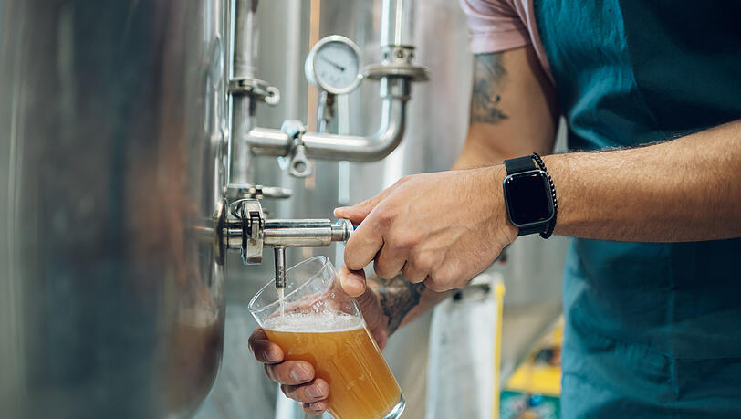 Das Bier von BrewsLi wird frisch gezapft Das Bier von BrewsLi wird frisch gezapft