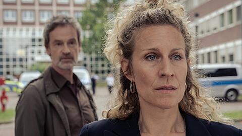"Tatort: Schmerz": Peter Faber (J&ouml;rg Hartmann, l.) lockt Ira Klasnić (Alessija Lause) aus der Reserve.