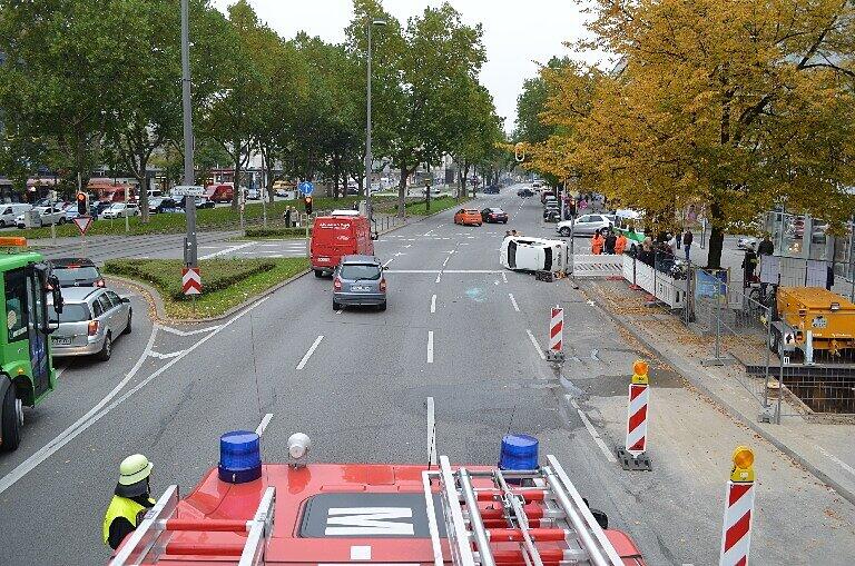 Eine Junge Frau hatte den Wagen beim wechseln auf den Mittelstreifen übersehen und touchiert.