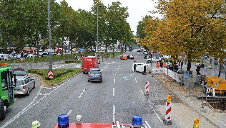 Eine Junge Frau hatte den Wagen beim wechseln auf den Mittelstreifen übersehen und touchiert. Eine Junge Frau hatte den Wagen beim wechseln auf den Mittelstreifen übersehen und touchiert.