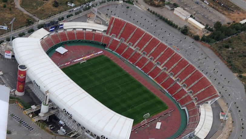 Das Son-Moix-Stadion auf Mallorca. Ein explodierter Generator hat die Stromversorgung lahmgelegt. Das Son-Moix-Stadion auf Mallorca. Ein explodierter Generator hat die Stromversorgung lahmgelegt.