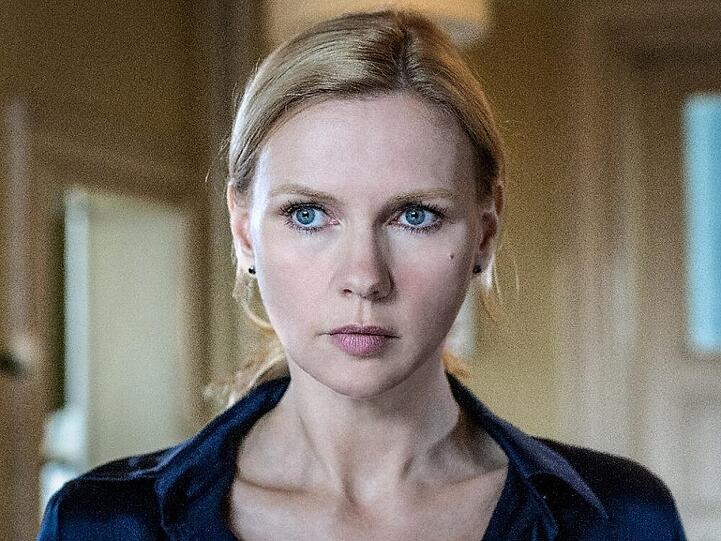 Minette (Veronica Ferres) wird mit einer schrecklichen Nachricht konfrontiert: Ist ihr Mann ein Mörder?