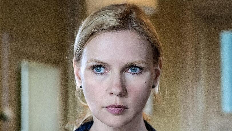 Minette (Veronica Ferres) wird mit einer schrecklichen Nachricht konfrontiert: Ist ihr Mann ein Mörder? Minette (Veronica Ferres) wird mit einer schrecklichen Nachricht konfrontiert: Ist ihr Mann ein Mörder?
