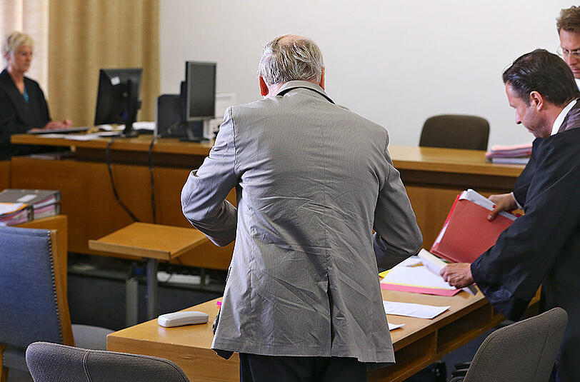 Der Mediziner im Juni vor dem Amtsgericht Kempten. Jetzt ist er zu einem jahr auf Bewährung und einer Bewährungsauflage von 45.000 Euro verurteilt worden.