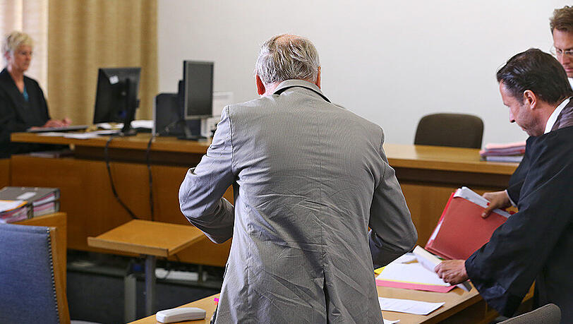 Der Mediziner im Juni vor dem Amtsgericht Kempten. Jetzt ist er zu einem jahr auf Bewährung und einer Bewährungsauflage von 45.000 Euro verurteilt worden. Der Mediziner im Juni vor dem Amtsgericht Kempten. Jetzt ist er zu einem jahr auf Bewährung und einer Bewährungsauflage von 45.000 Euro verurteilt worden.