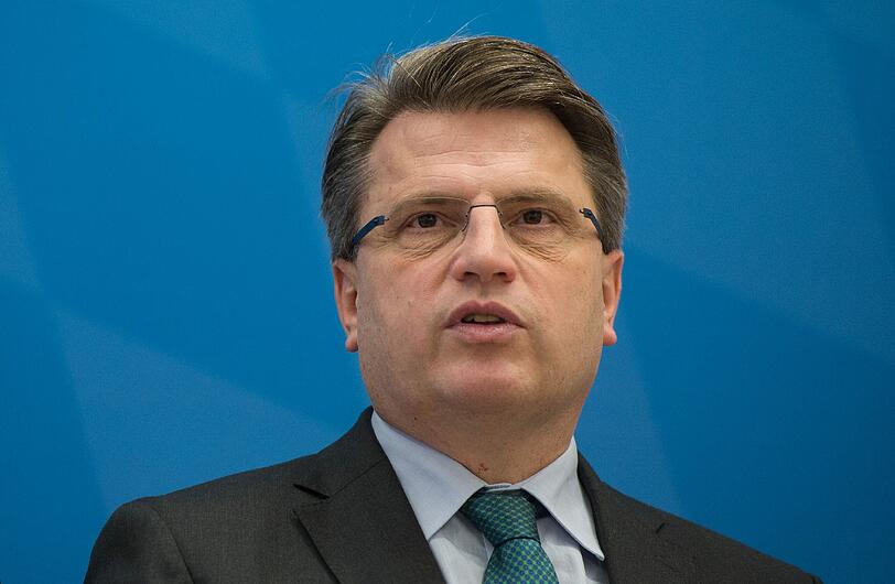 Bayerns Justizminister Winfried Bausback leitet das Projekt ein.