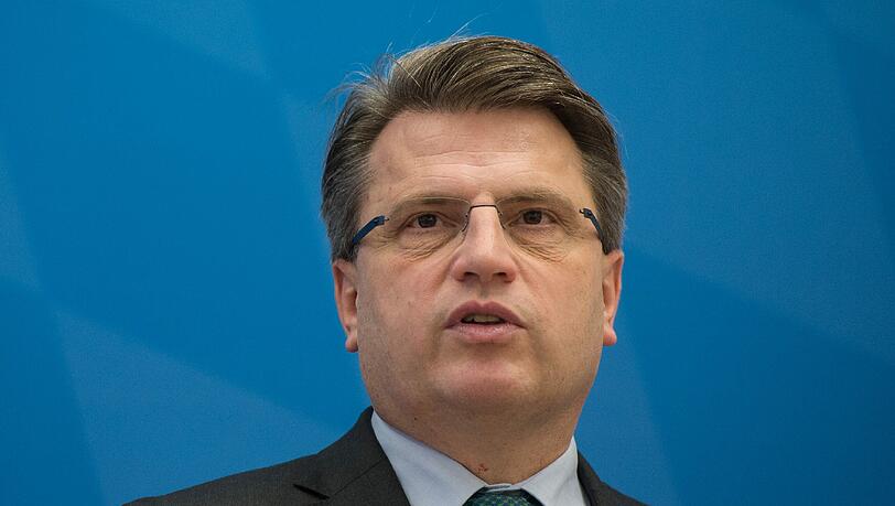 Bayerns Justizminister Winfried Bausback leitet das Projekt ein. Bayerns Justizminister Winfried Bausback leitet das Projekt ein.