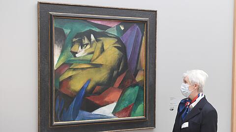 Wer die Kunstwerke des Blauen Reiter &ndash; hier im Lenbachhaus am Königsplatz - sehen will, braucht ein Accessoire zwingend: den Mund-Nasen-Schutz, der ist in allen Museen Pflicht.
