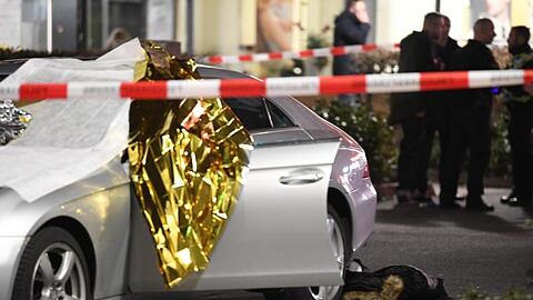 Ein Auto ist mit Thermofolie abgedeckt, neben dem Wagen liegen Glassplitter und eine Jacke.