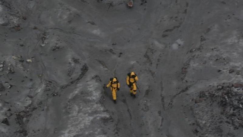 Zwei Mitglieder der Bergungskräfte bei ihrem gefährlichen Einsatz auf der Insel White Island. Zwei Mitglieder der Bergungskräfte bei ihrem gefährlichen Einsatz auf der Insel White Island.