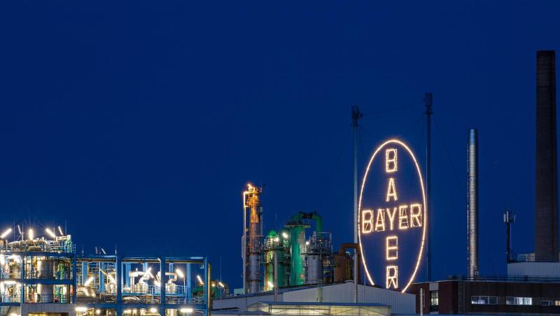 Werksgelände von Bayer in Leverkusen gegenüber dem Rheinufer in Köln. Werksgelände von Bayer in Leverkusen gegenüber dem Rheinufer in Köln.