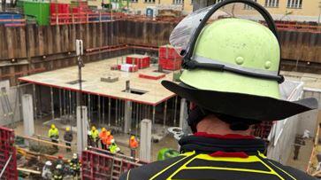 Rettungskräfte bergen den verletzten Bauarbeiter.