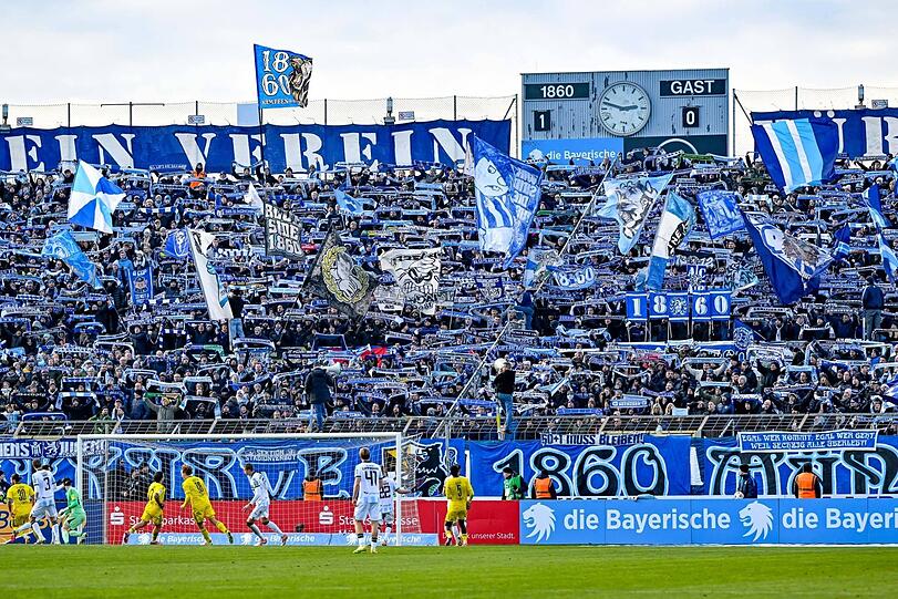 Löwen-Fans in der Westkurve beim letzten Heimspiel gegen den 1.FC Saarbrücken.