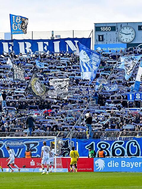 Die treuen L&ouml;wen-Fans werden bei den Dauerkarten ordentlich zur Kasse gebeten.