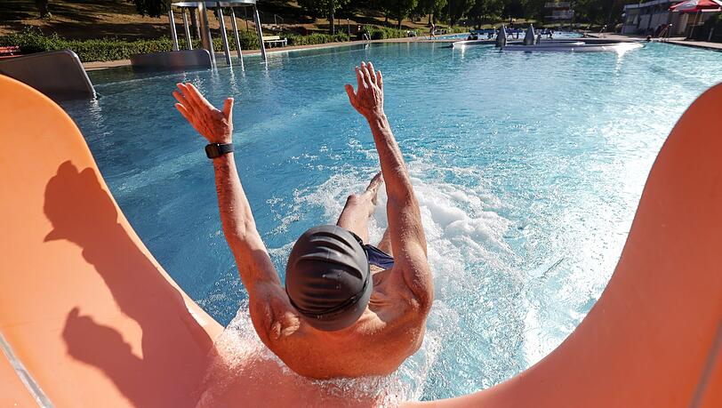 Der Dienstag in Bayern wird nochmal richtig sommerlich. Sp&auml;testens nach dem ersten Schultag d&uuml;rfte es viele Menschen ins Freibad ziehen. (Symbolbild)