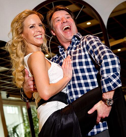 Hertels Schlager-Kollege Patrick Lindner wird von Tänzerin Isabel Edvardsson auf "Let's Dance" vorbereitet.