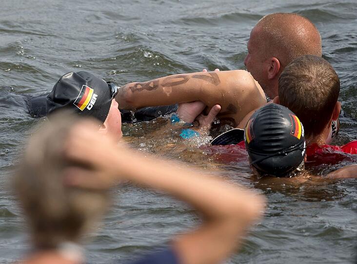 Dramatische Szene bei der Schwimm-EM in Berlin: die deutschen Schwimmerinnen Finnia Wunram (L) and Angela Maurer helfen der Polin Natalia Charlos. Die 21-Jährige war im wasser kollabiert.